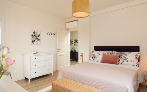 Villa Francesca 10: Meubilair, Bed, Interieur Ontwerp, Slaapkamer, Muur, Bedding, Verdieping, Flooring, Laken, Kamer