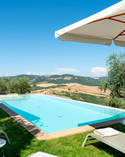 Villa Francesca 10: Blauw, Zwembad, Heuvel, Toevlucht, Ligstoel, Eco Hotel, Buitenmeubels, Bergketen, Villa, Landgoed