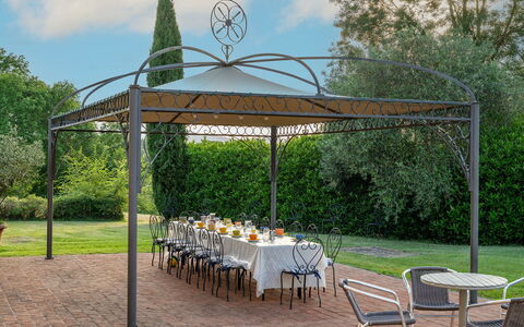 Podere Sant'Eugenio 14: Tuin, Schaduw, Paviljoen, Prieel, Outdoor Structuur, Buitenmeubels, Landscaping, Werf, Gazon, Buitentafel