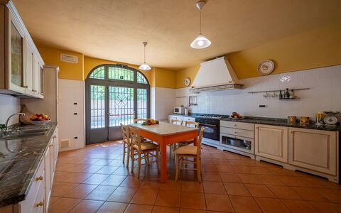 Podere Sant'Eugenio 14: Interieur Ontwerp, Keuken, Flooring, Meubilair, Countertop, Plafond, Verdieping, Lichte Inrichting, Verlichting, Cabinetry