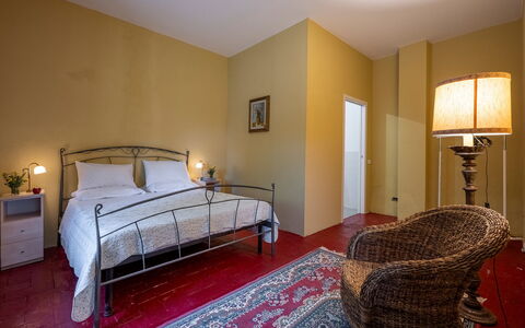 Podere Sant'Eugenio 14: Muur, Interieur Ontwerp, Bed, Flooring, Verdieping, Slaapkamer, Meubilair, Hout, Laken, Plafond