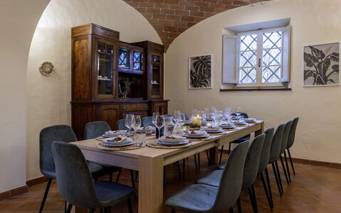 Il Castellare 14: Meubilair, Tafel, Interieur Ontwerp, Hout, Stoel, Eetkamer, Keuken En Eettafel, Flooring, Verlichting, Kamer