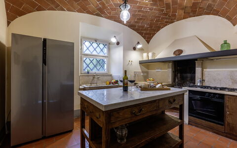 Il Castellare 14: Interieur Ontwerp, Flooring, Keuken, Muur, Countertop, Plafond, Hout, Toestel Van De Keuken, Verdieping, Meubilair