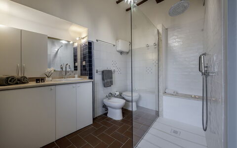 Il Castellare 14: Flooring, Badkamer, Verdieping, Loodgieterswerkinrichting, Interieur Ontwerp, Plafond, Loodgieter, Kamer, Kraan, Douche