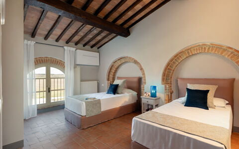 Villa le Beringhe 30: Muur, Boog, Interieur Ontwerp, Plafond, Slaapkamer,  Passage\, Bed, Hotel, Kolom, Bedding