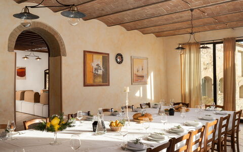 Villa le Beringhe 30: Meubilair, Interieur Ontwerp, Muur, Tafel, Stoel, Plafond, Keuken En Eettafel, Lichte Inrichting, Eetkamer, Verlichting