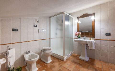 La Burraia 18: Flooring, Interieur Ontwerp, Loodgieterswerkinrichting, Verdieping, Meubilair, Wastafel, Plafond, Kraan, Badkamer, Kamer