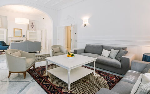 Villa la Perla Bianca 10: Meubilair, Interieur Ontwerp, Bankstel, Flooring, Woonkamer, Verdieping, Plafond, Tafel, Kamer, Verlichting