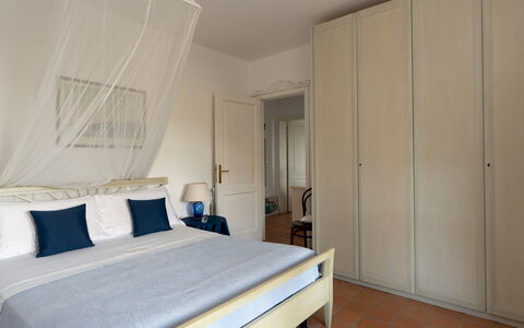 Villa Perelle 8: Meubilair, Bed, Slaapkamer, Interieur Ontwerp, Verdieping, Muur, Flooring, Laken, Bedding, Hout