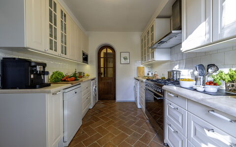 Podere Vernine di Sotto 14: Keuken, Countertop, Flooring, Interieur Ontwerp, Cabinetry, Toestel Van De Keuken, Hout, Major Appliance, Verdieping, Meubilair