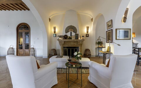 Podere Vernine di Sotto 14: Meubilair, Muur, Interieur Ontwerp, Huis, Flooring, Stoel, Woonkamer, Bankstel, Kamerplant