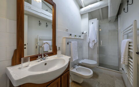 Podere Vernine di Sotto 14: Flooring, Interieur Ontwerp, Loodgieterswerkinrichting, Hout, Verdieping, Badkamer, Wastafel, Wastafel In De Badkamer, Plafond, Kraan
