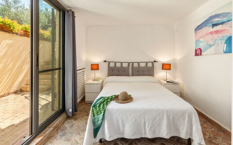 Villa Althaea 6: Meubilair, Interieur Ontwerp, Muur, Flooring, Verdieping, Bed, Hout, Slaapkamer, Kamer, Plafond