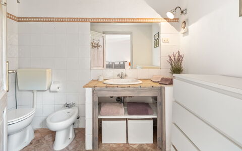 Villa Althaea 6: Badkamer, Wastafel In De Badkamer, Loodgieterswerkinrichting, Wastafel, Wc Bril, Interieur Ontwerp, Toilet, Flooring, Kraan, Verdieping