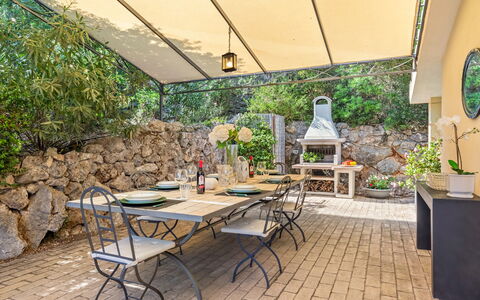 Villa Althaea 6: Meubilair, Tafel, Buitenmeubels, Stoel, Keuken En Eettafel, Buitentafel, Bloempot, Tuin, Schaduw, Patio