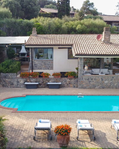 Villa Althaea 6: Zwembad, Toevlucht, Thermae, Buitenmeubels, Eco Hotel, Waterpartij, Hacienda, Villa, Ligstoel, Landgoed