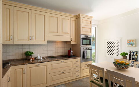 Villa Il Faro 10: Keuken, Cabinetry, Countertop, Flooring, Interieur Ontwerp, Meubilair, Hout, Toestel Van De Keuken, Verdieping, Kast