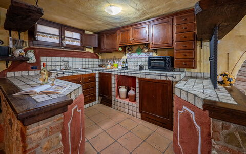Colle Calzolaro 8: Keuken, Flooring, Verdieping, Countertop, Interieur Ontwerp, Meubilair, Cabinetry, Kamer, Plafond, Tegel