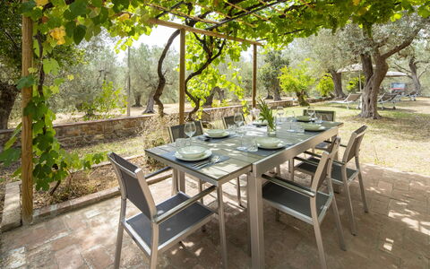 Casale le Lupe Apartments: Meubilair, Tafel, Keuken En Eettafel, Buitenmeubels, Buitentafel, Stoel, Restaurant, Schaduw, Patio, Tuin