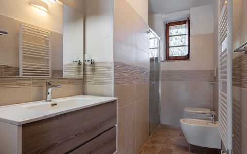 Casa Clara Pool, Casole Elsa, Monti: Flooring, Loodgieterswerkinrichting, Badkamer, Verdieping, Interieur Ontwerp, Wastafel, Wastafel In De Badkamer, Kraan, Badkamerkast, Loodgieter