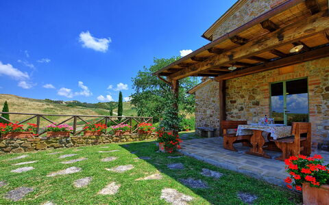 Castelmuzio: Eigendom, Natuurlijk Landschap, Lucht, Gras, Huis, Werf, Gebouw, Onroerend Goed, Huis, Tuin