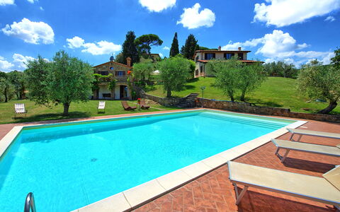 Villa Ulivi: Wolk, Water, Lucht, Fabriek, Eigendom, Zwembad, Gebouw, Azure, Boom, Rechthoek