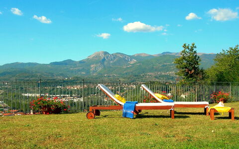 Villa Saida: Speelplaats, Openbare Ruimte, Lucht, Menselijke Nederzetting, Gras, Vrije Tijd, Dia Van De Speelplaats, Speeltoestel, Boom, Boerderij