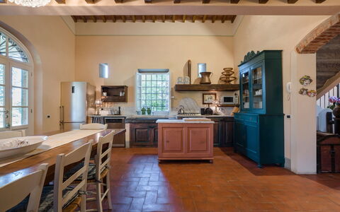 Villa Fontine: Gebouw, Eigendom, Kamer, Countertop, Meubilair, Keuken, Interieur Ontwerp, Cabinetry, Verdieping, Huis