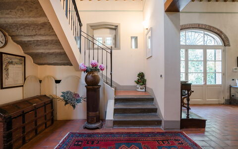 Villa Fontine: Eigendom, Gebouw, Kamer, Interieur Ontwerp, Verdieping, Trap, Huis, Huis, Lobby, Onroerend Goed