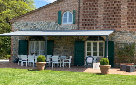 Villa Fontine: Fabriek, Venster, Gebouw, Bloempot, Deur, Schaduw, Boom, Verblijf, Huis, Stoel