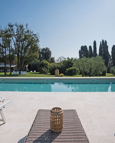 Villa Fontine: Zwembad, Eigendom, Huis, Gras, Onroerend Goed, Landgoed, Gebouw, Vrije Tijd, Architectuur, Ontwerp