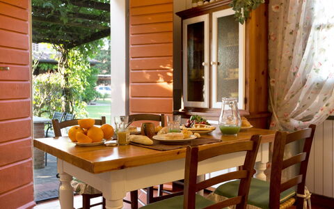 Montelopio: Kamer, Meubilair, Tafel, Eetkamer, Eigendom, Interieur Ontwerp, Huis, Huis, Gebouw, Veranda