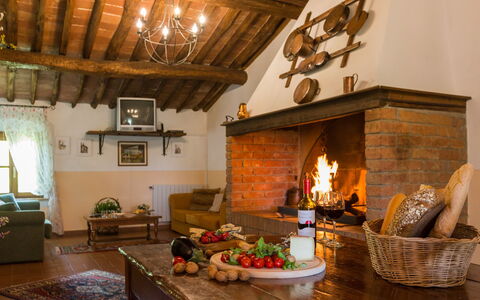 Montelopio: Haard, Kamer, Woonkamer, Fireplace, Eigendom, Interieur Ontwerp, Gebouw, Meubilair, Huis, Huis