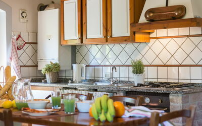 Montelopio 4: Kamer, Keuken, Meubilair, Countertop, Interieur Ontwerp, Eigendom, Gebouw, Huis, Huis, Tafel