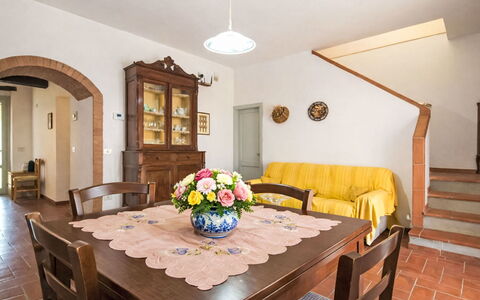 Bucine 690: Meubilair, Interieur Ontwerp, Flooring, Hout, Tafel, Plafond, Verdieping, Kamer, Eetkamer, Keuken En Eettafel