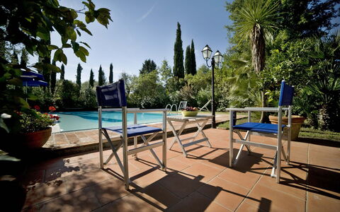 La Capinera: Zwembad, Eigendom, Toevlucht, Vrije Tijd, Lucht, Vakantie, Onroerend Goed, Boom, Gebouw, Huis