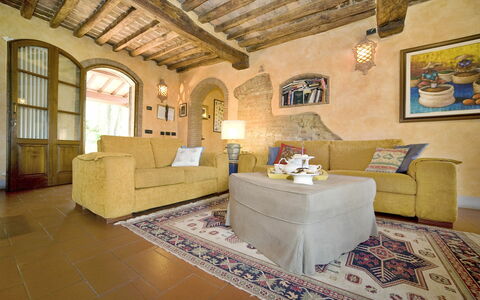 Le Rondini: Kamer, Eigendom, Gebouw, Interieur Ontwerp, Woonkamer, Meubilair, Plafond, Muur, Huis, Onroerend Goed