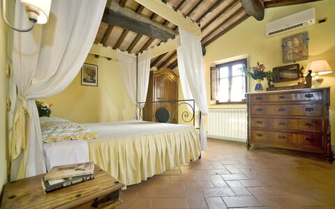 Le Rondini: Eigendom, Kamer, Slaapkamer, Meubilair, Bed, Gebouw, Interieur Ontwerp, Plafond, Laken, Verdieping