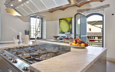 La Maccinaia 14: Countertop, Eigendom, Kamer, Geel, Plafond, Interieur Ontwerp, Gebouw, Keuken, Meubilair, Huis