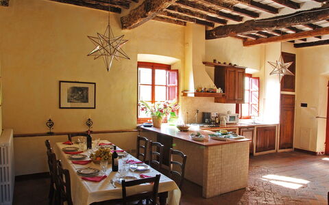 La Loggia 13: Kamer, Eigendom, Plafond, Gebouw, Interieur Ontwerp, Eetkamer, Meubilair, Huis, Tafel, Muur