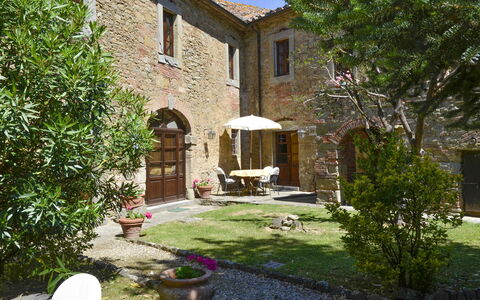 San Pietro: Fabriek, Gebouw, Venster, Bloempot, Weg Oppervlak, Boom, Land Lot, Huis, Gras, Schaduw