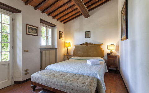 Vittoria: Slaapkamer, Kamer, Eigendom, Bed, Meubilair, Laken, Plafond, Bed Frame, Interieur Ontwerp, Gebouw