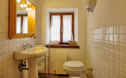 Casale Giulio: Badkamer, Kamer, Eigendom, Interieur Ontwerp, Tegel, Muur, Gebouw, Onroerend Goed, Verdieping, Huis