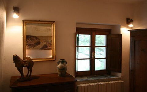 Panzalla: Kamer, Eigendom, Interieur Ontwerp, Huis, Meubilair, Gebouw, Venster, Hardwood, Architectuur, Hout