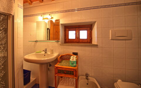 Panzalla: Kamer, Badkamer, Eigendom, Interieur Ontwerp, Gebouw, Huis, Tegel, Meubilair, Loodgieterswerkinrichting, Onroerend Goed