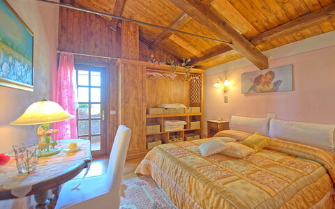 Villa Margherita: Slaapkamer, Kamer, Bed, Meubilair, Eigendom, Gebouw, Interieur Ontwerp, Plafond, Laken, Bed Frame