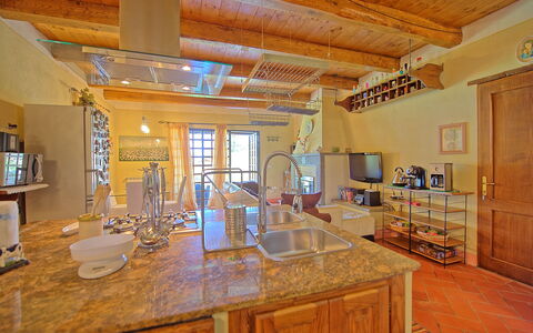 Villa Margherita: Kamer, Eigendom, Countertop, Gebouw, Meubilair, Keuken, Plafond, Cabinetry, Interieur Ontwerp, Huis