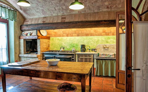 Villa Petrognano: Kamer, Meubilair, Eigendom, Countertop, Gebouw, Interieur Ontwerp, Keuken, Huis, Straal, Plafond