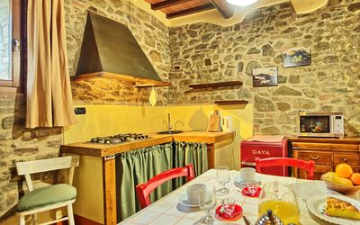 Orietta 1: Kamer, Eigendom, Interieur Ontwerp, Geel, Gebouw, Muur, Meubilair, Countertop, Behang, Keuken