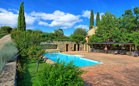 Brunello: Wolk, Water, Lucht, Fabriek, Eigendom, Plantkunde, Azure, Boom, Natuurlijk Landschap, Gebouw